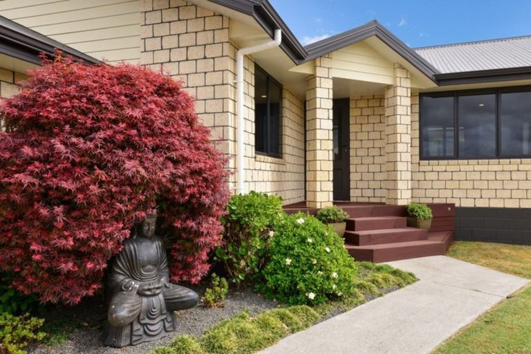 Photo of property in 62 Farnborough Drive, Grandview Heights, Hamilton, 3200