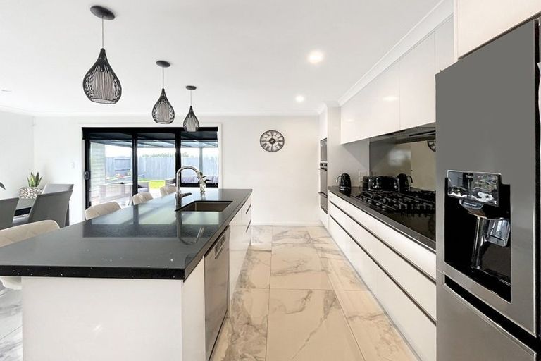 Photo of property in 104 Johnstone Drive, Fitzherbert, Palmerston North, 4410