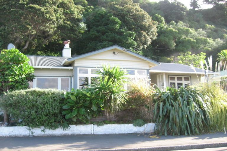 Photo of property in 305 Karaka Bay Road, Karaka Bays, Wellington, 6022