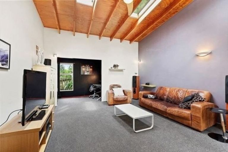 Photo of property in 8a Cullen Place, Tawa, Wellington, 5028