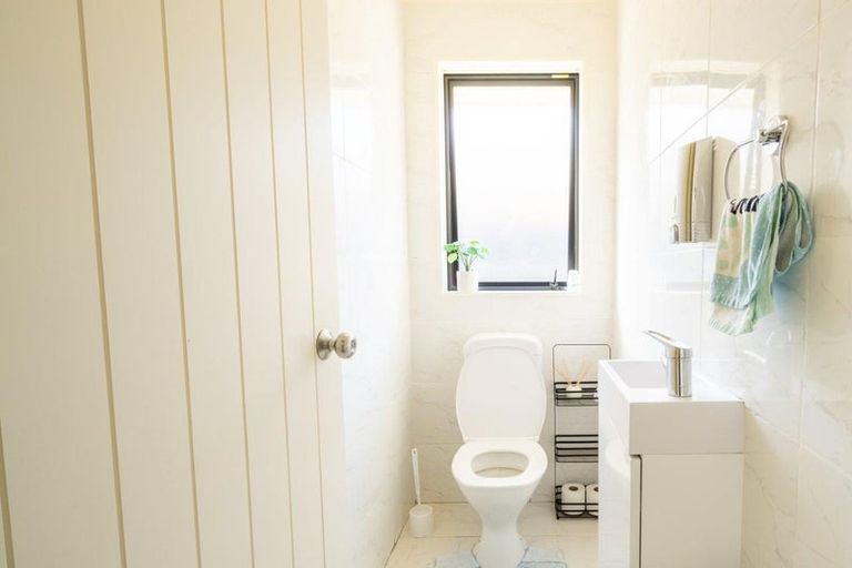 Photo of property in 33 Geneva Terrace, Kelvin Grove, Palmerston North, 4414