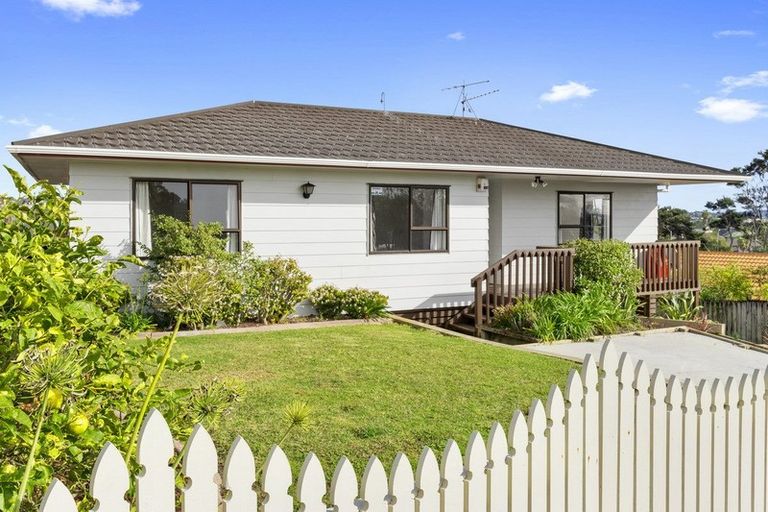 Photo of property in 1/13 Exeter Place, Unsworth Heights, Auckland, 0632