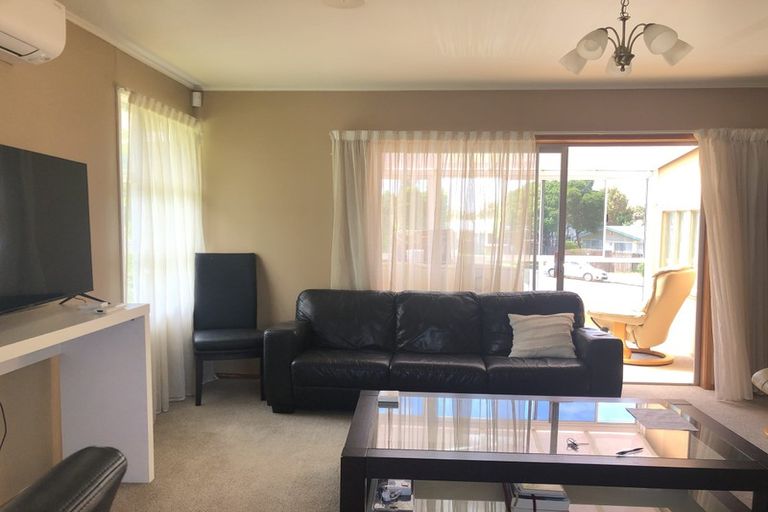 Photo of property in 21 Battle Place, Glenfield, Auckland, 0629
