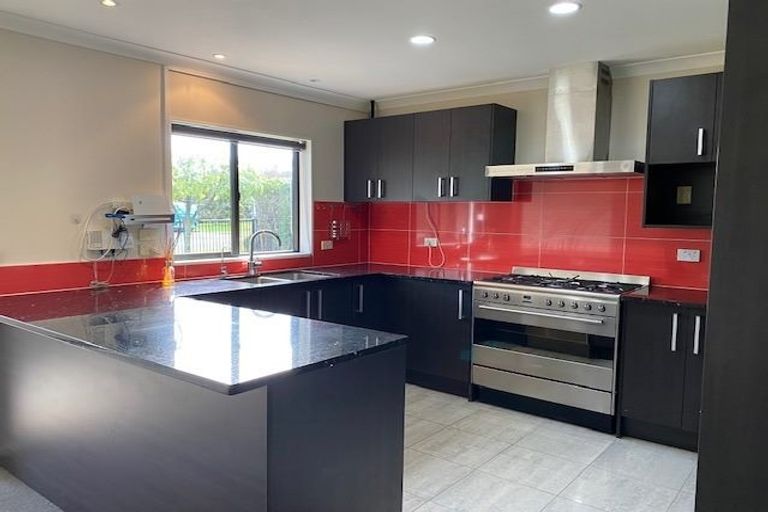 Photo of property in 2 Lissleton Drive, East Tamaki, Auckland, 2013