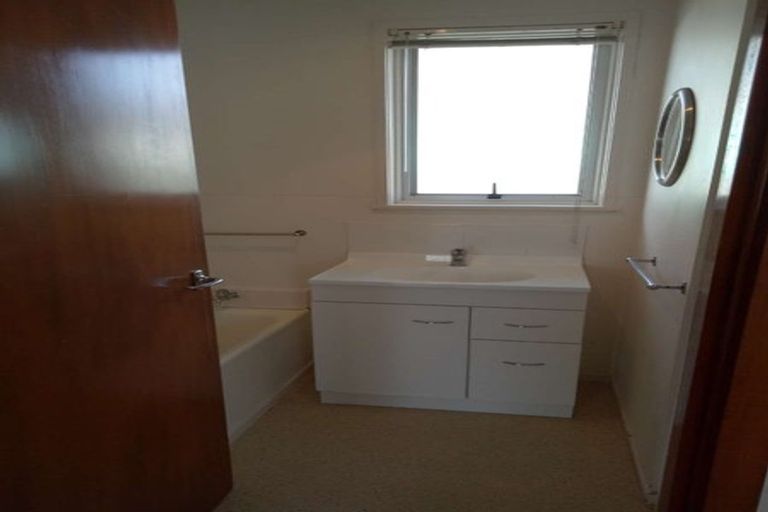 Photo of property in 16 Mawney Road, Henderson, Auckland, 0610