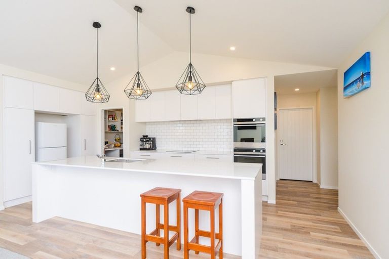 Photo of property in 48 Vaucluse Heights, Fitzherbert, Palmerston North, 4410