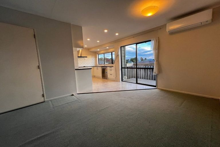 Photo of property in 3/4144 Great North Road, Glendene, Auckland, 0602