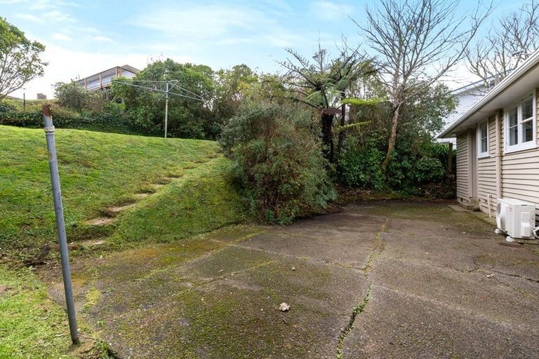 Photo of property in 98 Ruskin Road, Newlands, Wellington, 6037