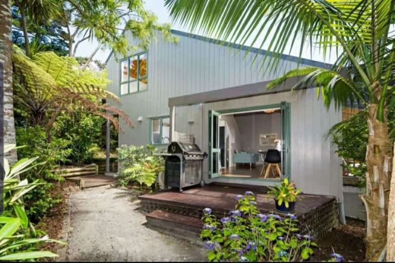 Photo of property in 6 Tree Fern Trail, Campbells Bay, Auckland, 0630
