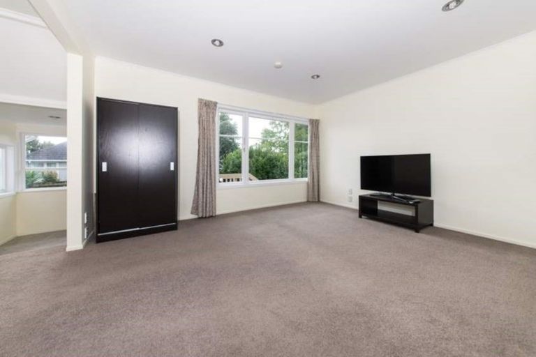 Photo of property in 17 Alma Street, Te Atatu South, Auckland, 0610