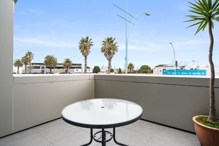 Photo of property in Paramount Apartments, 2/281 Maunganui Road, Mount Maunganui, 3116