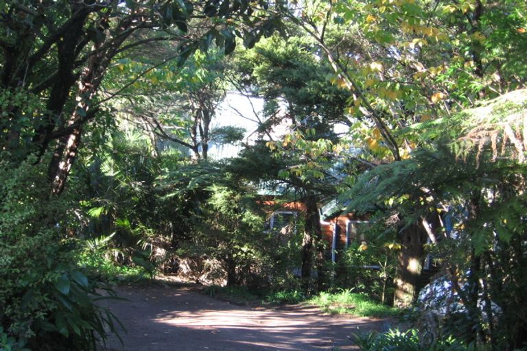 Photo of property in 84 Laingholm Drive, Laingholm, Auckland, 0604