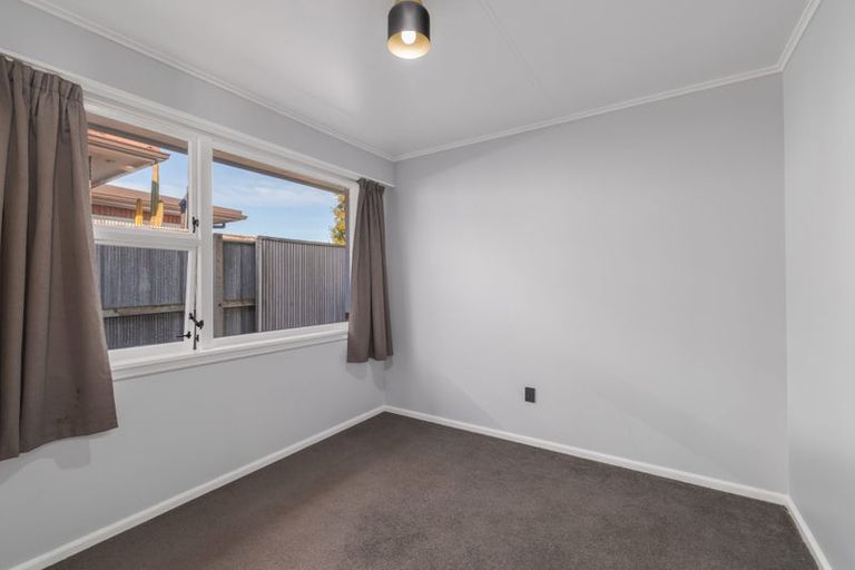 Photo of property in 25 Lake Terrace Road, Burwood, Christchurch, 8061