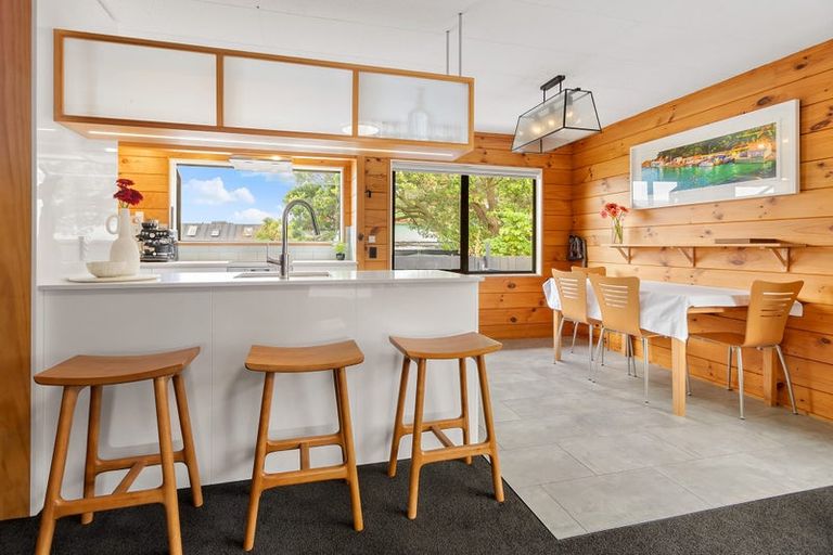 Photo of property in 210 Queens Drive, Lyall Bay, Wellington, 6022