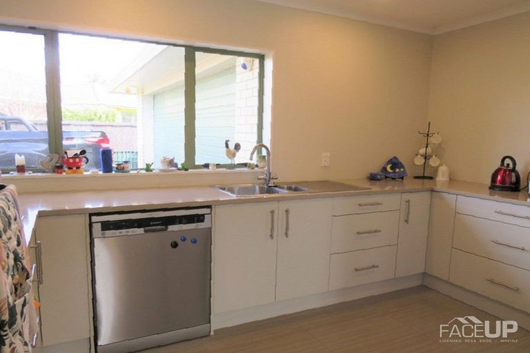 Photo of property in 22 Connemara Court, West Harbour, Auckland, 0618