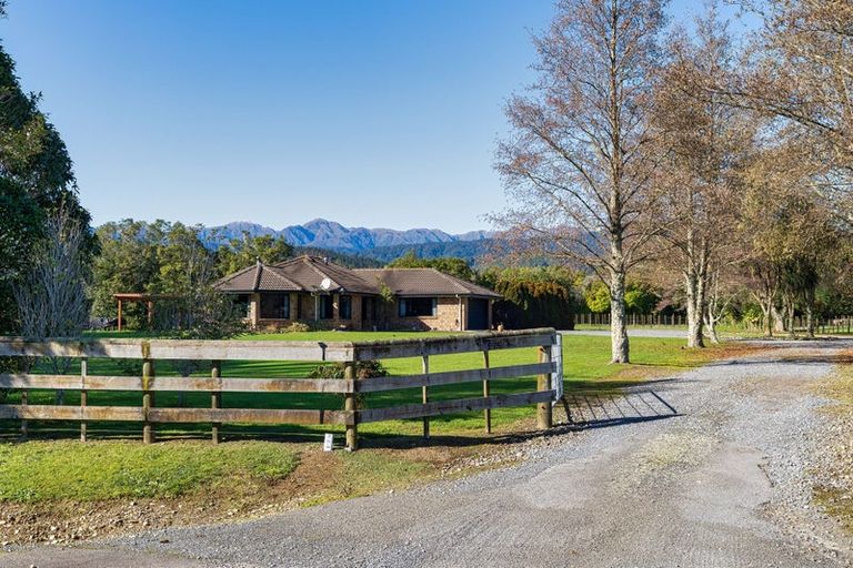 Photo of property in 14 Pukematawai Lane, Levin, 5571