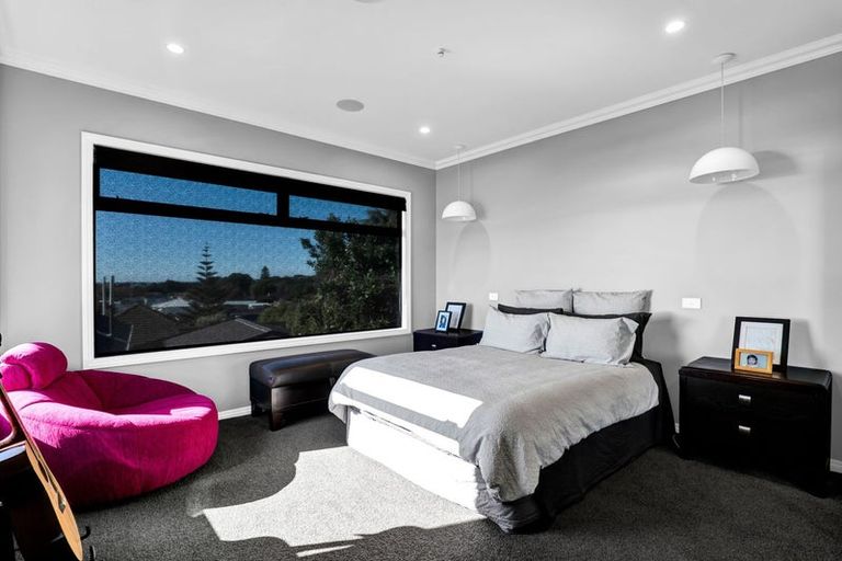 Photo of property in 5 South Road, Moturoa, New Plymouth, 4310