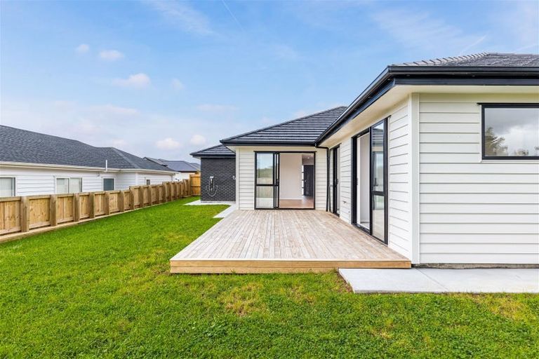 Photo of property in 8 Cutfield Lane, Kumeu, 0810