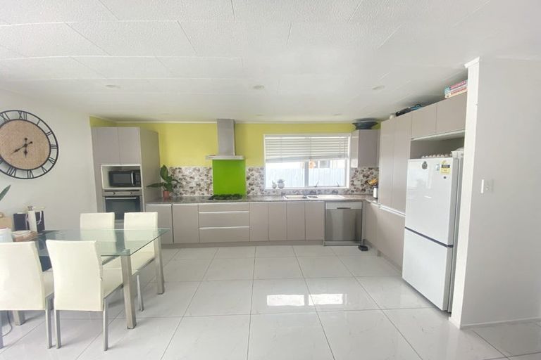 Photo of property in 2/18 Kennington Drive, Clendon Park, Auckland, 2103