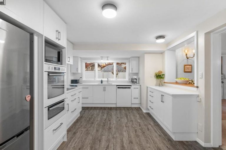 Photo of property in 24 Snowdon Road, Fendalton, Christchurch, 8052