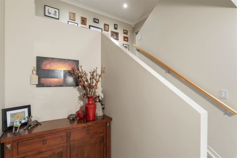 Photo of property in 16 Kittiwake Drive, Schnapper Rock, Auckland, 0632