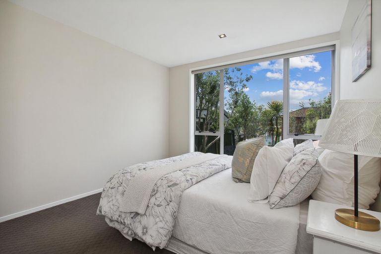 Photo of property in 4a Korotaha Terrace, Rothesay Bay, Auckland, 0630