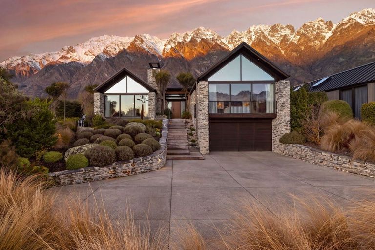 Photo of property in 31 Hackett Road, Jacks Point, Queenstown, 9371