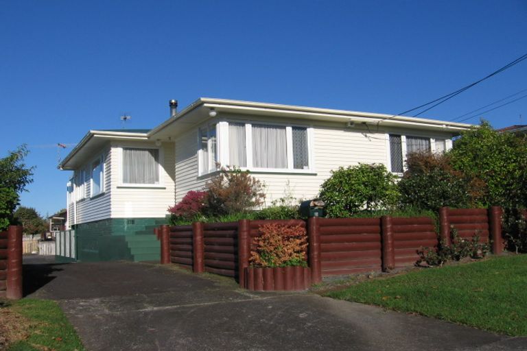 Photo of property in 2/20 Bridge Avenue, Te Atatu South, Auckland, 0610