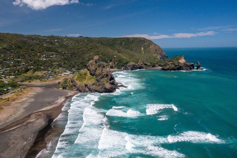 Photo of property in 20 Garden Road, Piha, 0772