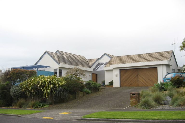 Photo of property in 17 Arden Place, Oakura, 4314