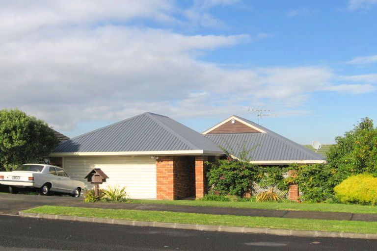 Photo of property in 4 Pinewood Grove, Botany Downs, Auckland, 2010