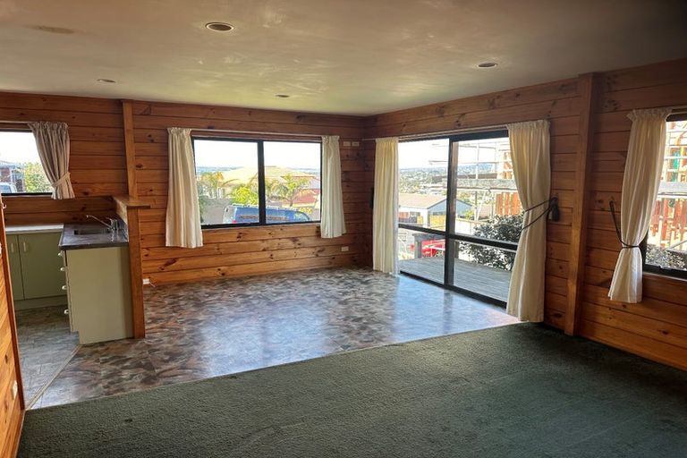 Photo of property in 1 Worthington Place, West Harbour, Auckland, 0618