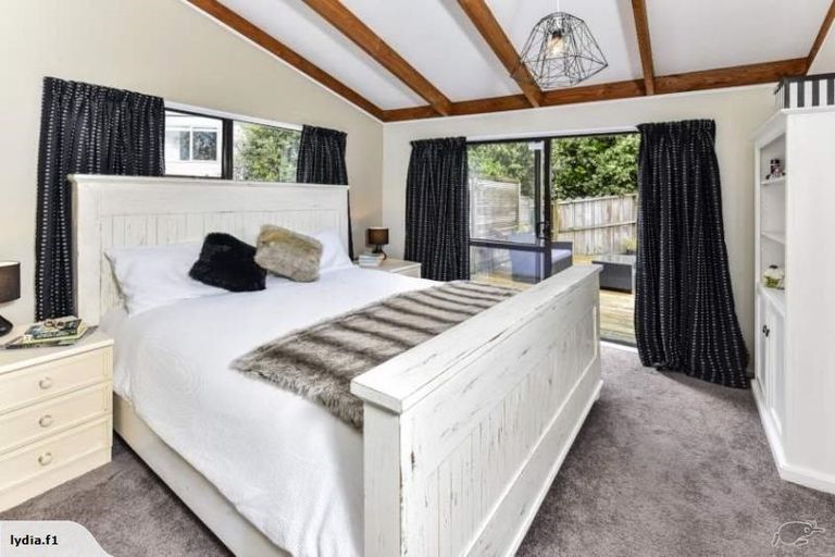 Photo of property in 10 Unsworth Drive, Unsworth Heights, Auckland, 0632