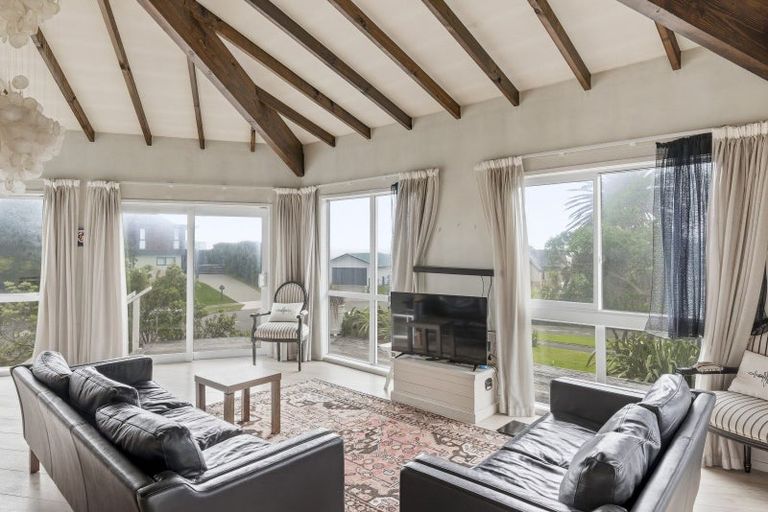 Photo of property in 9 Waiheke Street, Waikanae Beach, Waikanae, 5036