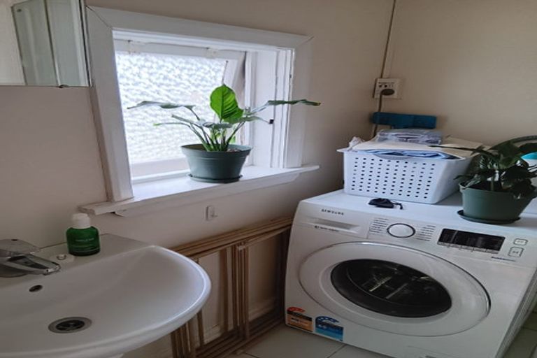 Photo of property in 22 Hawker Street, Mount Victoria, Wellington, 6011