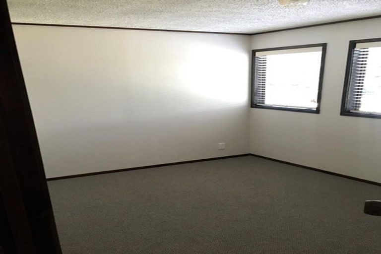 Photo of property in 2 Yarra Place, Botany Downs, Auckland, 2010