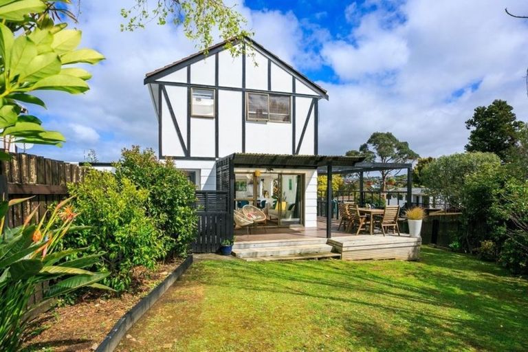 Photo of property in 2/7 Wilkinson Way, Browns Bay, Auckland, 0630