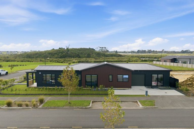 Photo of property in 13 Ngakau Road, Karaka, 2113