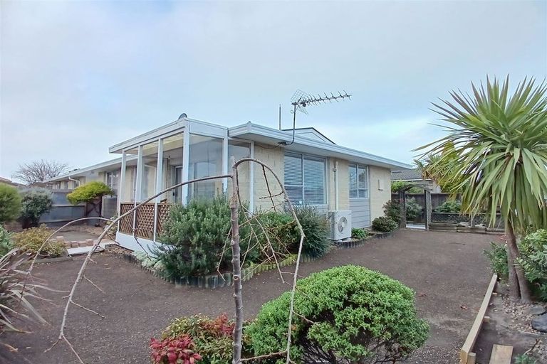 Photo of property in 8a Tamarisk Place, Parklands, Christchurch, 8083
