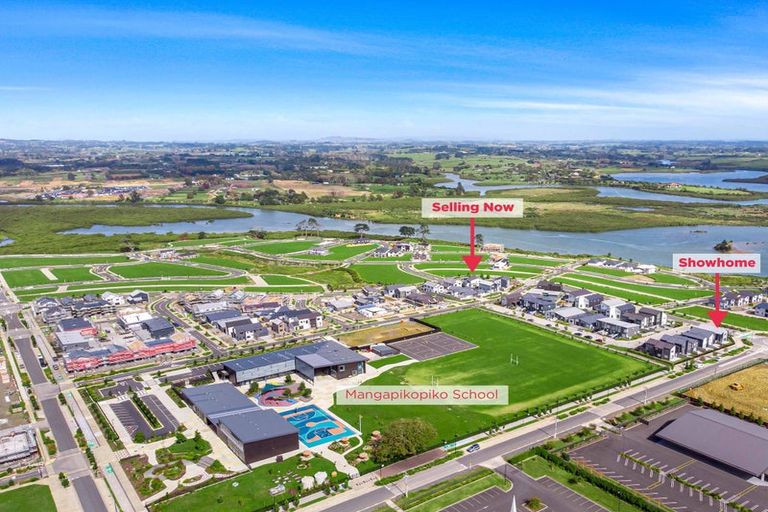 Photo of property in 15 Parkmore Drive, Rosehill, Papakura, 2113