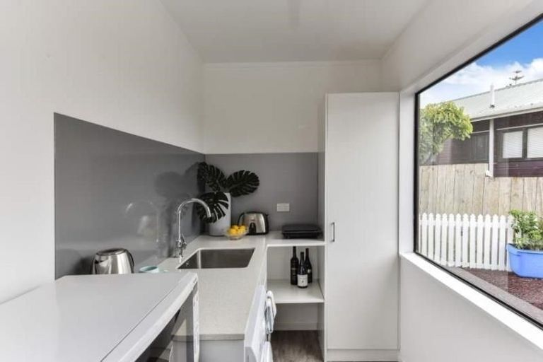 Photo of property in 10 Unsworth Drive, Unsworth Heights, Auckland, 0632