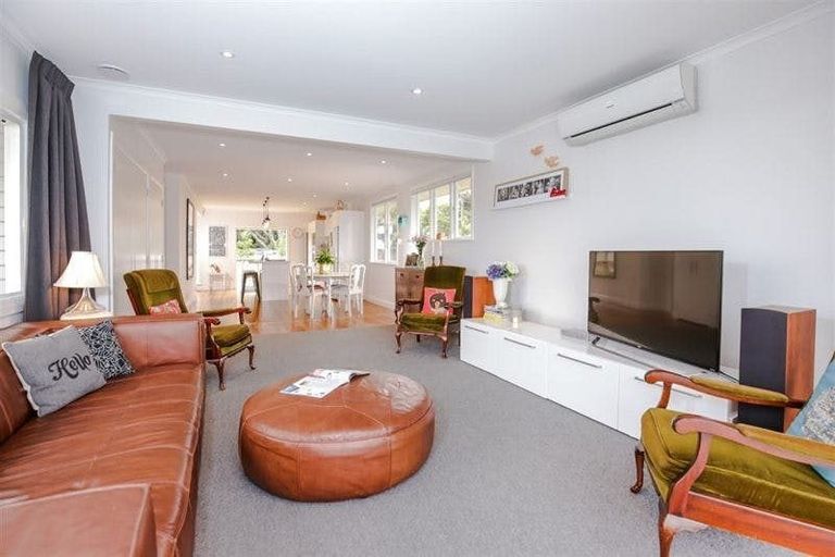 Photo of property in 43 Coniston Avenue, Te Atatu South, Auckland, 0610