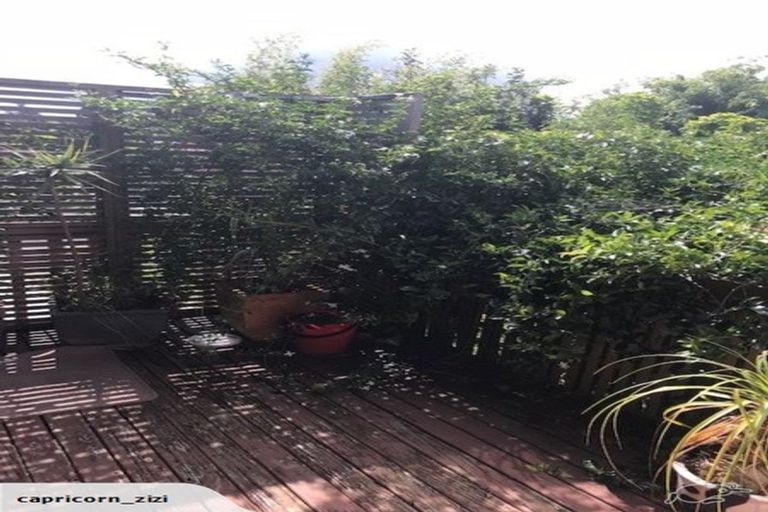 Photo of property in 2 Springside Place, New Lynn, Auckland, 0600