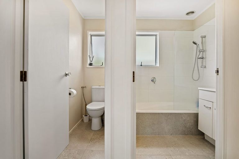 Photo of property in 16 Arlette Place, Massey, Auckland, 0614