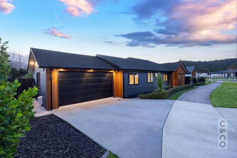 Photo of property in 21 Vogwill Road, Kumeu, 0810