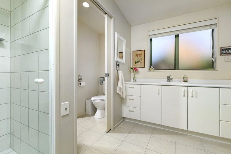 Photo of property in 9/34 Waipuia Place, Greenhithe, Auckland, 0632