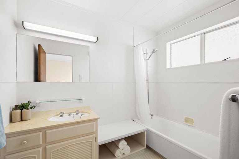 Photo of property in 3b Hunter Place, Merrilands, New Plymouth, 4312