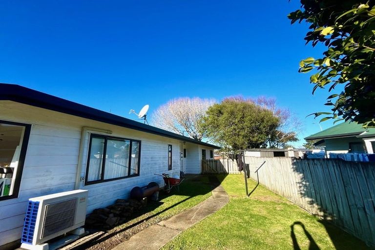 Photo of property in 102 Sandspit Road, Waiuku, 2123