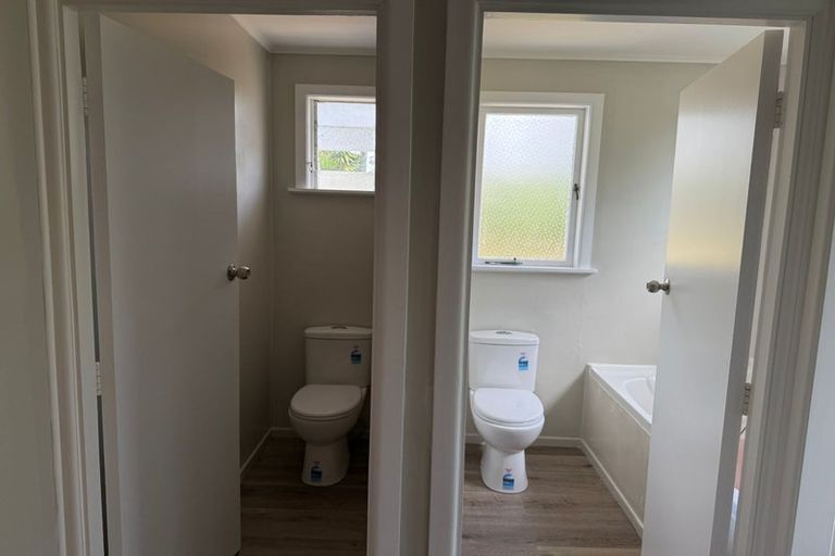 Photo of property in 5 Lex Avenue, Green Bay, Auckland, 0604