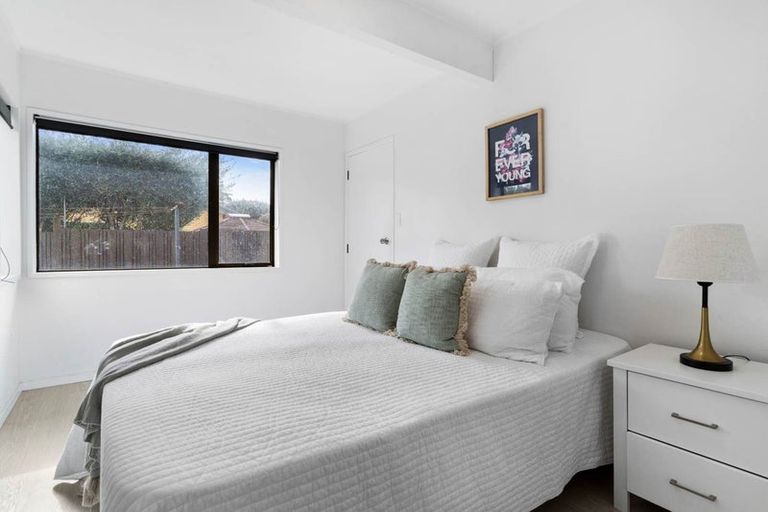 Photo of property in 1/5 Cornelian Crescent, Half Moon Bay, Auckland, 2012